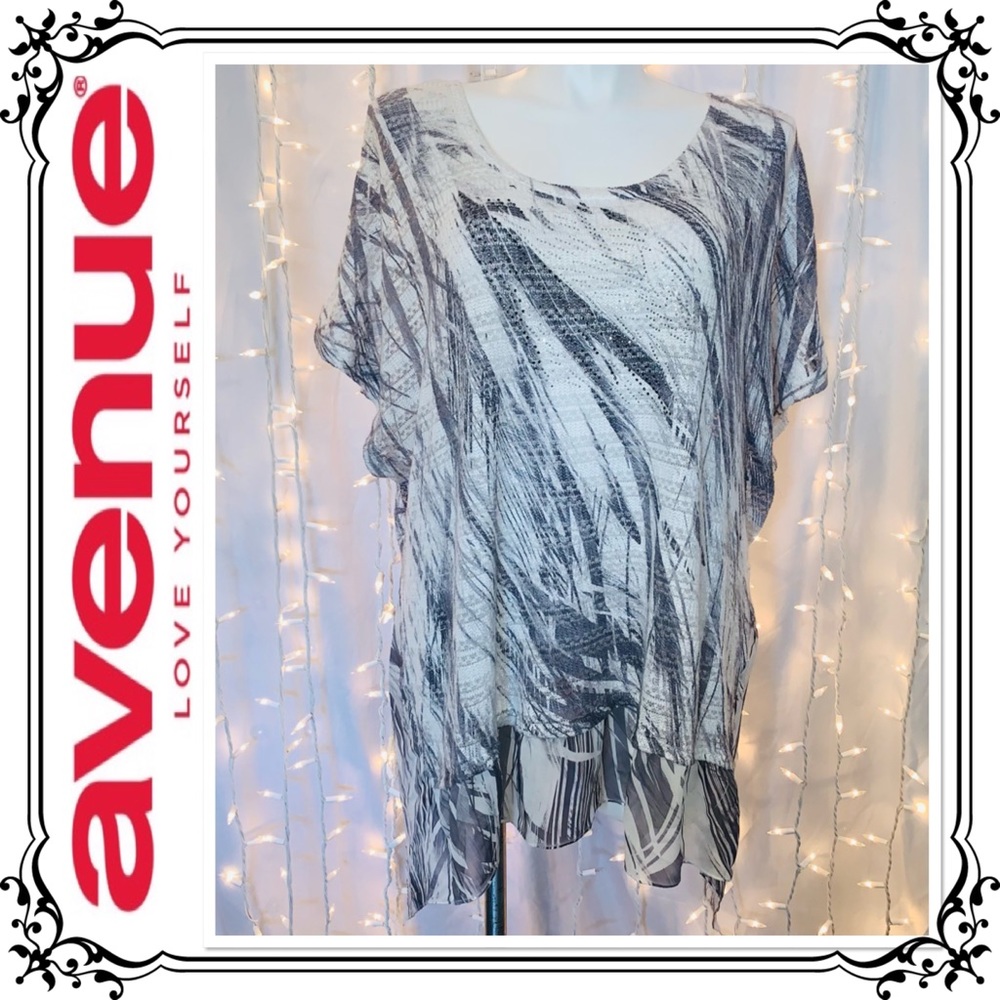 AVENUE ⭐️ Soft Gray & White Ruffle Sparkle Blouse